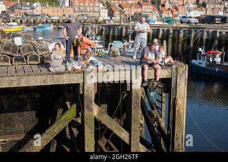 Familien krabben in Whitby, North Yorkshire, Großbritannien Stockfoto