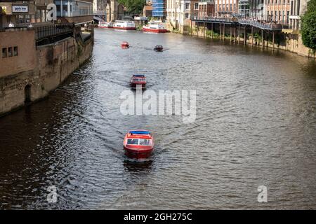 Flussboote auf dem Fluss Ouse, York, Yorkshire Stockfoto