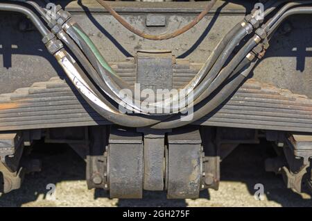Nahaufnahme des Dübelteils des Waggons mit gefesselten Kunststoffrohren an einem sonnigen Tag Stockfoto