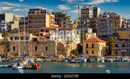 Heraklion, Griechenland - 20. August 2021 - der berühmte und historische Hafen der Stadt Heraklion auf der griechischen Insel Kreta Stockfoto
