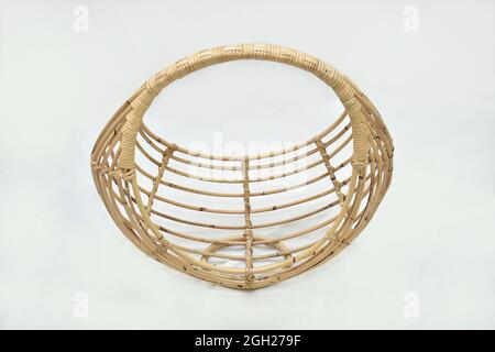 Rattan Obstkorb auf weißem Hintergrund Stockfoto