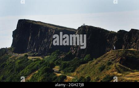 Datei Foto vom 18/07/06 von Felsen bekannt als Arthur's Seat, in Edinburgh. Ein Mann wurde im Zusammenhang mit dem Tod einer Frau angeklagt, die von der Felsformation gefallen war. Ausgabedatum: Samstag, 4. September 2021. Stockfoto