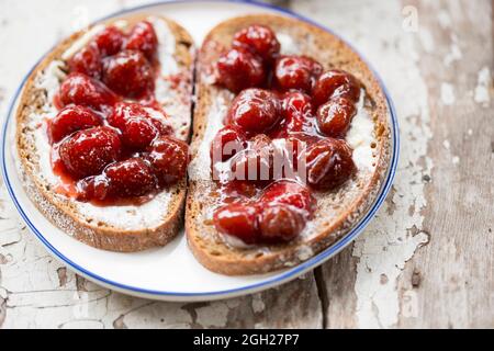 Vollkornbrot mit Butter und hausgemachter Erdbeermarmelade Stockfoto