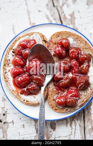 Vollkornbrot mit Butter und hausgemachter Erdbeermarmelade Stockfoto