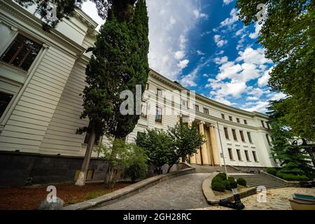 Das Hauptgebäude der Staatlichen Universität in Tiflis auf der Chavchavadze Avenue Stockfoto