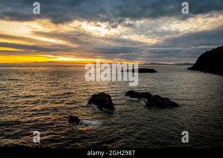 WA20236-00....WASHINGTON - Sonnenuntergang über der Rosario-Straße von Rosario Head im Deception Pass State Park, Fidalgo Island. Stockfoto