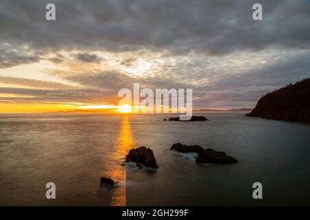 WA20237-00....WASHINGTON - Sonnenuntergang über der Rosario-Straße von Rosario Head im Deception Pass State Park, Fidalgo Island. Stockfoto