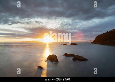 WA20238-00....WASHINGTON - Sonnenuntergang über der Rosario-Straße von Rosario Head im Deception Pass State Park, Fidalgo Island. Stockfoto