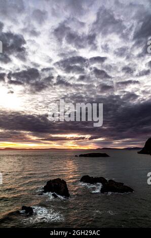 WA20239-00....WASHINGTON - Sonnenuntergang über der Rosario-Straße von Rosario Head im Deception Pass State Park, Fidalgo Island. Stockfoto