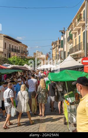 Santanyi, Spanien; september 04 2021: Gesamtansicht des wöchentlichen Straßenmarktes in der mallorquinischen Stadt Santanyi. Touristen tragen Gesichtsmasken aufgrund der Stockfoto