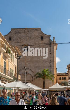 Santanyi, Spanien; september 04 2021: Gesamtansicht des wöchentlichen Straßenmarktes in der mallorquinischen Stadt Santanyi. Touristen tragen Gesichtsmasken aufgrund der Stockfoto