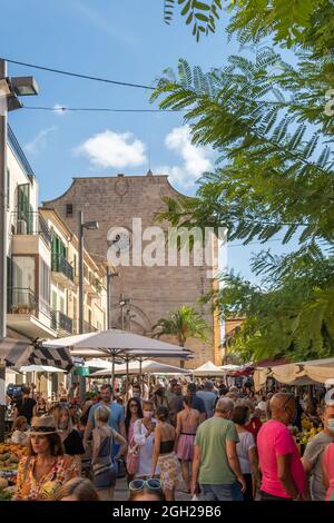 Santanyi, Spanien; september 04 2021: Gesamtansicht des wöchentlichen Straßenmarktes in der mallorquinischen Stadt Santanyi. Touristen tragen Gesichtsmasken aufgrund der Stockfoto