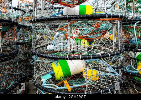 WA20251-00....WASHINGTON - Krabbenbehälter in der Marina der Küstenstadt Ilwaco, Pacific County. Stockfoto