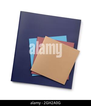 Draufsicht auf verschiedene Broschüren mit weißen, weißen Deckblättern in blanken Farben Stockfoto