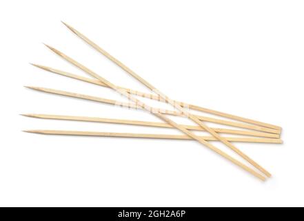 Blick von oben auf lange Bambus Holz BBQ Spieße isoliert auf weiß Stockfoto