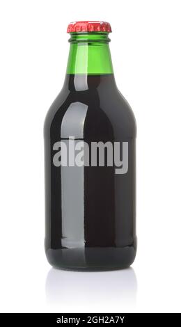 Kleine grüne Glasflasche mit Fruchtsaft isoliert auf weiß Stockfoto