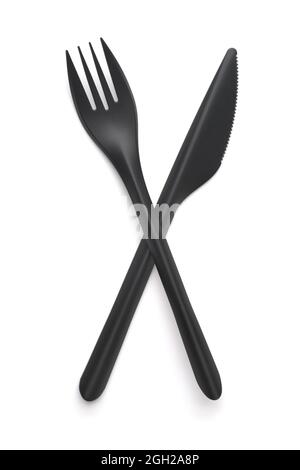 Draufsicht auf schwarze Kunststoff Einweggabel und Messer isoliert auf weiß Stockfoto