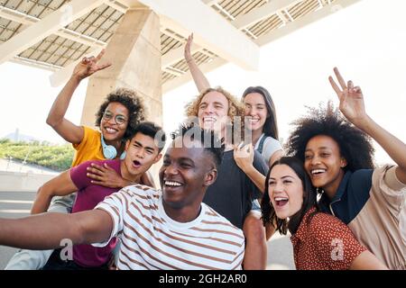 Eine Gruppe von Freunden, die ein Selfie machen und Spaß in der Stadt haben. Freundliche, interracial junge Leute. Konzept der Freundschaft, Sommer. Stockfoto