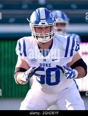 Charlotte, North Carolina, USA. September 2021. Im Zentrum von Duke Blue Devils steht Jack Wohlabaugh (50) vor einem NCAA-Fußballspiel zwischen Duke und Charlotte im Jerry Richardson Stadium in Charlotte, North Carolina. Rusty Jones/Cal Sport Media/Alamy Live News Stockfoto