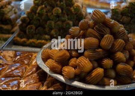Eine Auswahl an orientalischen süßen Backwaren auf einem Marktplatz in Israel. Stockfoto