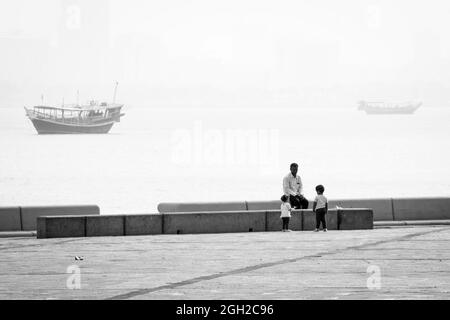 DOHA, KATAR - 01. März 2019: Nahaufnahme eines kleinen, niedlichen Küstenabusses mit Kindern und ihrem Vater aus der Küstenstraße von Doha Stockfoto