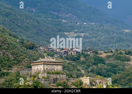 Die alte Burg von Verrès und ihre Umgebung von der Burg Issogne aus gesehen, Aostatal, Italien Stockfoto