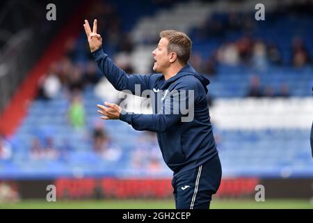 OLDHAM, GROSSBRITANNIEN. 4. SEPTEMBER Mark Cooper (Manager) von Barrow während des Spiels der Sky Bet League 2 zwischen Oldham Athletic und Barrow im Boundary Park, Oldham, am Samstag, 4. September 2021. (Foto von: Eddie Garvey | MI News) Kredit: MI Nachrichten & Sport /Alamy Live News Stockfoto