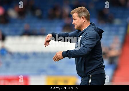 OLDHAM, GROSSBRITANNIEN. 4. SEPTEMBER Mark Cooper (Manager) von Barrow während des Spiels der Sky Bet League 2 zwischen Oldham Athletic und Barrow im Boundary Park, Oldham, am Samstag, 4. September 2021. (Foto von: Eddie Garvey | MI News) Kredit: MI Nachrichten & Sport /Alamy Live News Stockfoto