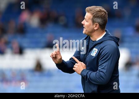 OLDHAM, GROSSBRITANNIEN. 4. SEPTEMBER Mark Cooper (Manager) von Barrow während des Spiels der Sky Bet League 2 zwischen Oldham Athletic und Barrow im Boundary Park, Oldham, am Samstag, 4. September 2021. (Foto von: Eddie Garvey | MI News) Kredit: MI Nachrichten & Sport /Alamy Live News Stockfoto