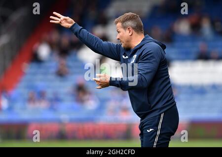 OLDHAM, GROSSBRITANNIEN. 4. SEPTEMBER Mark Cooper (Manager) von Barrow während des Spiels der Sky Bet League 2 zwischen Oldham Athletic und Barrow im Boundary Park, Oldham, am Samstag, 4. September 2021. (Foto von: Eddie Garvey | MI News) Kredit: MI Nachrichten & Sport /Alamy Live News Stockfoto