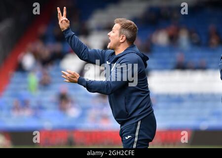 OLDHAM, GROSSBRITANNIEN. 4. SEPTEMBER Mark Cooper (Manager) von Barrow während des Spiels der Sky Bet League 2 zwischen Oldham Athletic und Barrow im Boundary Park, Oldham, am Samstag, 4. September 2021. (Foto von: Eddie Garvey | MI News) Kredit: MI Nachrichten & Sport /Alamy Live News Stockfoto