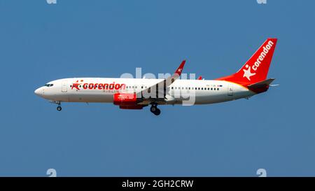 Heraklion, Griechenland - 20. August 2021 - Eine Boeing 737-800 der Low-Cost-Fluggesellschaft Corendon Airlines mit der Identifikationsnummer 9H-TJB nähert sich Stockfoto