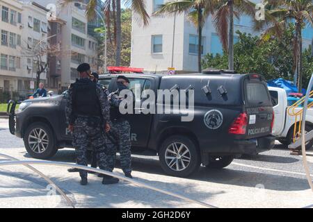 Rio de Janeiro, Rio de Janeiro, Brasilien. September 2021. (INT) Wetter: Sonniger Tag nimmt Badegäste am Strand von Ipanema. 4. September 2021, Rio de Janeiro, Brasilien: Bewegung der Badegäste am Strand von Ipanema, in Rio de Janeiro, am Samstag (4), mit viel Sonne und Hitze in der Stadt. (Bild: © Jose Lucena/TheNEWS2 über ZUMA Press Wire) Stockfoto