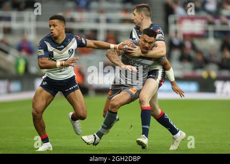 Dean Whare von Catalans Dragons (Mitte) wird von St Helens' Regan Grace (links) und Mark Percival (rechts) während des Dacia Magic Weekend-Spiels im St James' Park, Newcastle, angegangen. Bilddatum: Samstag, 4. September 2021. Stockfoto