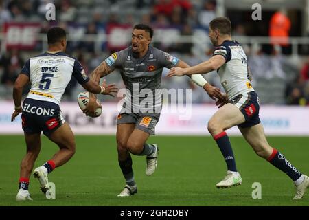 Dean Whare von Catalans Dragons (Mitte) läuft während des Dacia Magic Weekend-Spiels im St James' Park, Newcastle, bei St. Helens' Regan Grace (links) und Mark Percival (rechts). Bilddatum: Samstag, 4. September 2021. Stockfoto