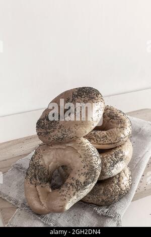 Einige leckere Bagels mit Mohn auf einer Serviette Nahaufnahme. Vorderansicht. Stockfoto