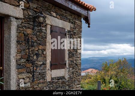 Blick auf das alte Dorf Provesende im Herzen des Douro-Flusstals im Herbst, Weinherstellung in Portugal Stockfoto