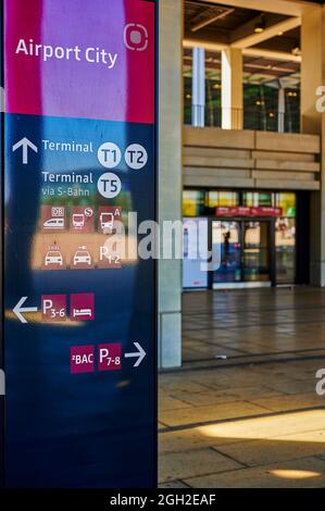 Schönefeld, 3. September 2021: Informationstafel im Bereich des Flughafens BER Berlin-Brandenburg. Stockfoto