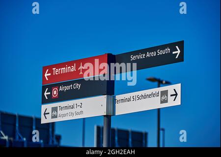 Schönefeld, 3. September 2021: Informationstafel im Bereich des Flughafens BER Berlin-Brandenburg. Stockfoto