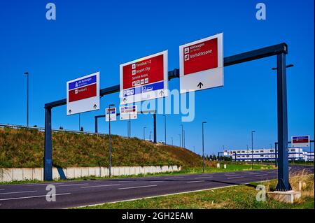 Schönefeld, 3. September 2021: Informationstafel im Bereich des Flughafens BER Berlin-Brandenburg. Stockfoto