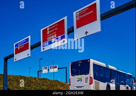 Schönefeld, 3. September 2021: Informationstafel im Bereich des Flughafens BER Berlin-Brandenburg. Stockfoto