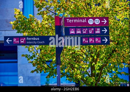 Schönefeld, 3. September 2021: Informationstafel im Bereich des Flughafens BER Berlin-Brandenburg. Stockfoto