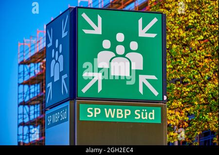 Schönefeld, 3. September 2021: Informationstafel im Bereich des Flughafens BER Berlin-Brandenburg. Stockfoto