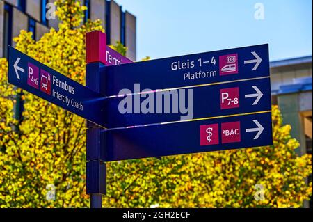 Schönefeld, 3. September 2021: Informationstafel im Bereich des Flughafens BER Berlin-Brandenburg. Stockfoto