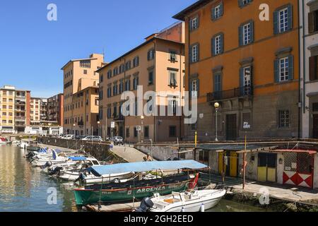 Blick auf das Viertel New Venice in der Küstenstadt, gekennzeichnet durch Kanäle, Brücken und Plätze ähnlich denen von Venedig, Livorno, Toskana, Italien Stockfoto