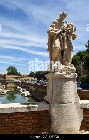 Statue des heiligen Johannes Nepomuceno, Beschützer vor Überschwemmungen und ertrinkenden Toten, auf einer alten Backsteinbrücke über den Kanal im Stadtteil New Venice, Livorno Stockfoto