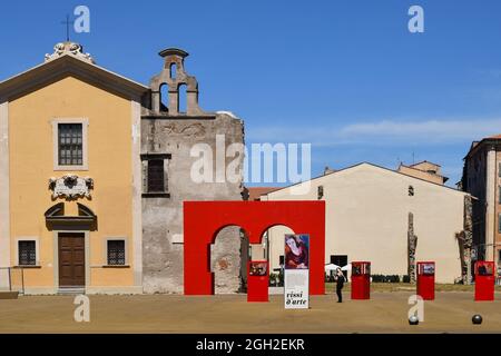 Außenansicht der Kirche von Luogo Pio (18. Jahrhundert), die heute mit Kunstinstallationen ausgestattet ist, im malerischen Viertel von Livorno, Toskana, Italien Stockfoto