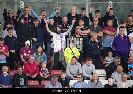 Northampton, Großbritannien. September 2021. Scunthorpe United Unterstützer während des Sky Bet League 2-Spiels zwischen Northampton Town und Scunthorpe United am 4. September 2021 im Sixfields Stadium, Northampton, England. Foto von Andy Rowland. Quelle: Prime Media Images/Alamy Live News Stockfoto