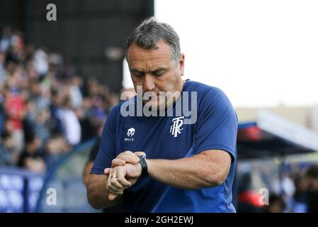 Birkenhead, Großbritannien. September 2021. Tranmere Rovers Manager Micky Mellon überprüft seine Uhr.EFL Skybet Football League Two Match, Tranmere Rovers gegen Hartlepool Utd FC im Prenton Park, Birkenhead, Wirral am Samstag, 4. September 2021. Dieses Bild darf nur für redaktionelle Zwecke verwendet werden. Nur zur redaktionellen Verwendung, Lizenz für kommerzielle Nutzung erforderlich. Keine Verwendung bei Wetten, Spielen oder Veröffentlichungen in einem Club/einer Liga/einem Spieler.PIC von Chris Stading/Andrew Orchard Sports Photography/Alamy Live News Credit: Andrew Orchard Sports Photography/Alamy Live News Stockfoto