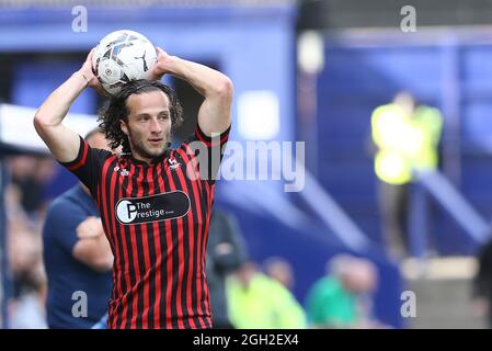 Birkenhead, Großbritannien. September 2021. Jamie Sterry von Hartlepool United nimmt einen Wurf. EFL Skybet Football League Two Match, Tranmere Rovers gegen Hartlepool Utd FC im Prenton Park, Birkenhead, Wirral am Samstag, 4. September 2021. Dieses Bild darf nur für redaktionelle Zwecke verwendet werden. Nur zur redaktionellen Verwendung, Lizenz für kommerzielle Nutzung erforderlich. Keine Verwendung bei Wetten, Spielen oder Veröffentlichungen in einem Club/einer Liga/einem Spieler.PIC von Chris Stading/Andrew Orchard Sports Photography/Alamy Live News Credit: Andrew Orchard Sports Photography/Alamy Live News Stockfoto